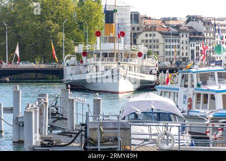 Das „Simplon“ Belle Epoque Paddeldampfer liegt am Quai du Mont Blanc, Genf, Kanton Genf, Schweiz Stockfoto