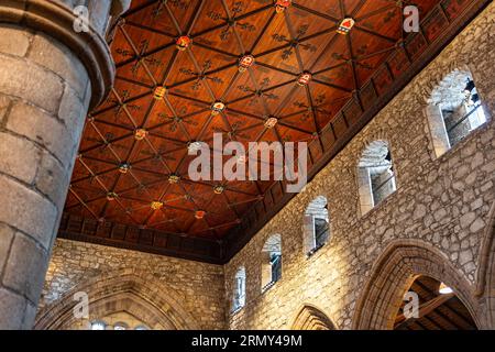 Inneres der St. Machar's Cathedral in Holzdecken und mittelalterlicher Dekoration, Aberdeen, Schottland. Stockfoto