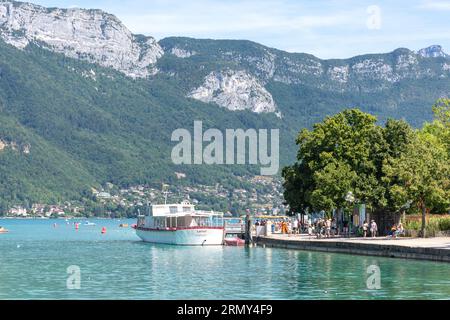 Boote auf dem Lake Annecy (Lac d'Annecy), Annecy, Haute-Savoie, Auvergne-Rhône-Alpes, Frankreich Stockfoto