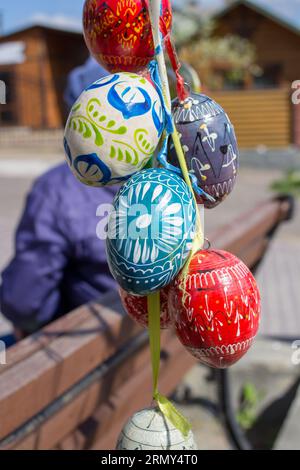 Frohe Ostern, Ostereier hängen in der Stadt für Ostern Stockfoto