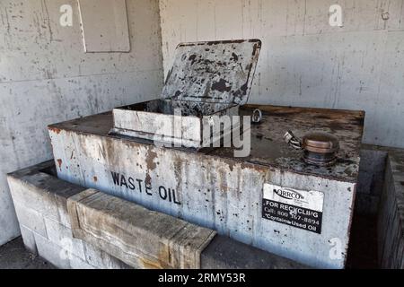 Container mit gebrauchten Motorölen für den Schiffsverkehr, um recycelt zu werden, Bootshafen, Oregon. Stockfoto