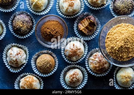 Kürbis-Gewürztrüffel, bestreut mit Zimt oder Krümeln in Papierbechern. Stockfoto