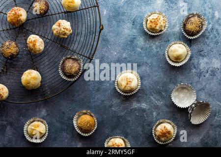 Kürbis-Gewürztrüffel auf einem Kühlgestell und in Pappbechern. Stockfoto