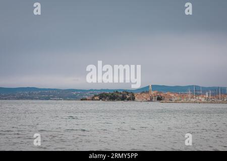 Winterliches oder frühlingshaftes Panorama der Stadt Izola in der Nordadriatischen See. Marina im Vordergrund. Stockfoto