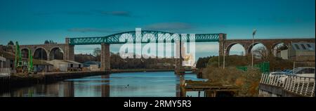 Fantastisches Boyne-Viadukt in drogheda, das sich am frühen Abend über den Fluss Boyne erstreckt. Wunderschöne Puktur eines grünen Metallviadukts und Steinbögen. Stockfoto