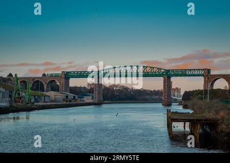 Fantastisches Boyne-Viadukt in drogheda, das sich am frühen Abend über den Fluss Boyne erstreckt. Wunderschöne Puktur eines grünen Metallviadukts und Steinbögen. Stockfoto