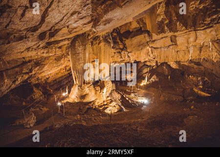 Große unterirdische Halle in einer Höhle voller Stalaktiten und Stalagmiten, die Säulen und andere Felsformationen bilden. Taborska oder Zupanova Höhle in Sloveni Stockfoto