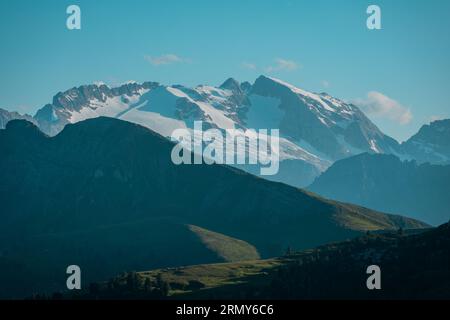 Blick vom berühmten Pass von Valparola in den italienischen dolomiten nach Süden in Richtung der Berge und des berühmten Marmolada-Berges. Stockfoto