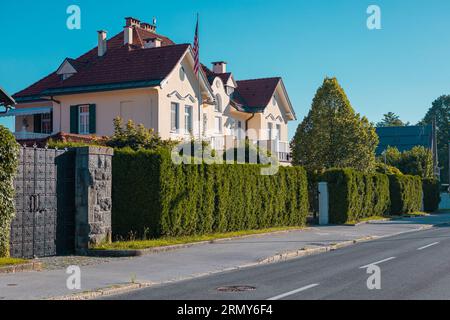 Sitz des amerikanischen Botschafters in Slowenien, Ljubljana an einem Sommertag. Äußerer Teil eines Hauses in Rozna dolina von der öffentlichen Straße aus sichtbar, kein Verkehr, Stockfoto