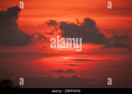 Am frühen Morgen Sonnenaufgang mit großer Schüssel Sonne sichtbar aufgehen durch Wolken und Nebel an der karibikküste in der Provinz Limon in Costa Rica Stockfoto