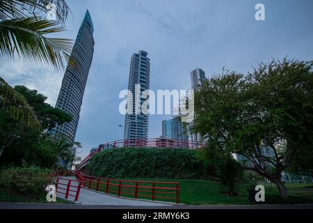 Fußgängerüberführung mit rotem Geländer in panama City, über die Autobahn mit sichtbaren großen Wolkenkratzern im Hintergrund. Typische panama-Postkarte. Stockfoto