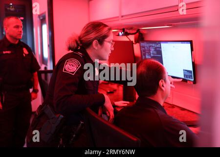 Miami, Usa. 30. August 2023. US-Zoll- und Grenzschutzbeamte überwachen Hurrikan Idalia im Emergency Operations Center, 30. August 2023 in Miami, Florida. Quelle: Anthony Guas/CBP Photo/Alamy Live News Stockfoto