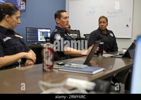 Miami, Usa. 30. August 2023. US-Zoll- und Grenzschutzbeamte treffen sich, um Pläne zur Wiederherstellung und Reaktion auf Hurrikan Idalia im Emergency Operations Center, 30. August 2023 in Miami, Florida, zu diskutieren. Quelle: Anthony Guas/CBP Photo/Alamy Live News Stockfoto