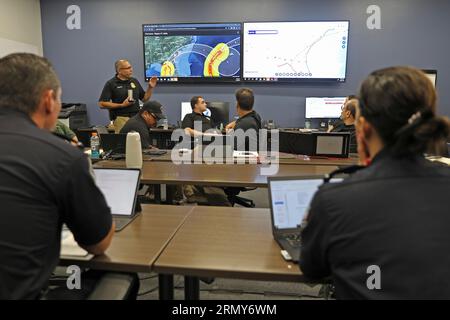 Miami, Usa. 30. August 2023. US-Zoll- und Grenzschutzbeamte treffen sich, um Pläne zur Wiederherstellung und Reaktion auf Hurrikan Idalia im Emergency Operations Center, 30. August 2023 in Miami, Florida, zu diskutieren. Quelle: Anthony Guas/CBP Photo/Alamy Live News Stockfoto