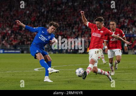 Sam Lammers versucht, beim Play-off-Spiel der UEFA Champions League im Philips Stadion in Eindhoven an PSV Eindhovens Olivier Boscagli vorbeizuschießen. Bilddatum: Mittwoch, 30. August 2023. Stockfoto