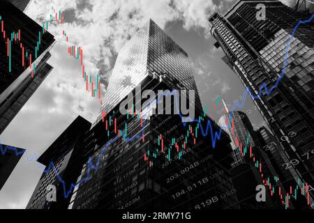 Investitionskonzept mit digitalem AktienCandlestick, Grafik und Preisindikator, Immobilien- und Wirtschaftsindikator und Hintergrund von Wolkenkratzern. Stockfoto