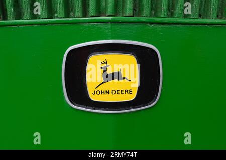 Low Ham.Somerset.United Kingdom.23. Juli 2023.Nahaufnahme des John Deere-Logos auf einem restaurierten John Deere 3130 im Somerset Steam and Countr Stockfoto