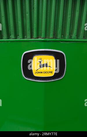 Low Ham.Somerset.United Kingdom.23. Juli 2023.Nahaufnahme des John Deere-Logos auf einem restaurierten John Deere 3130 im Somerset Steam and Countr Stockfoto