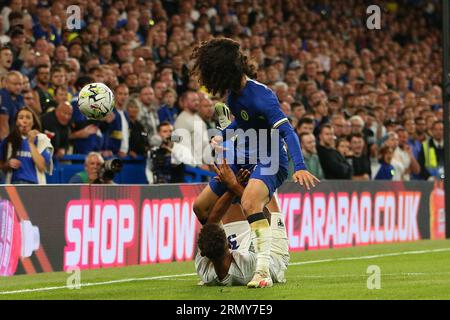 Stamford Bridge, Chelsea, London, Großbritannien. 30. August 2023. EFL Carabao Cup Football, Chelsea versus AFC Wimbledon; Marc Cucurella von Chelsea und Isaac Ogundere von AFC Wimbledon tussle for the Ball Credit: Action Plus Sports/Alamy Live News Stockfoto