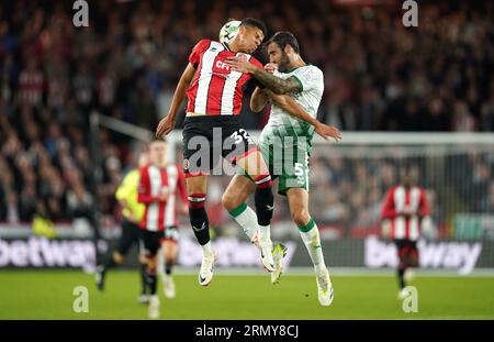 William Osula von Sheffield United (links) und Adam Jackson von Lincoln City kämpfen während des Carabao Cup-Spiels in der zweiten Runde in der Bramall Lane, Sheffield, um den Ball. Bilddatum: Mittwoch, 30. August 2023. Stockfoto