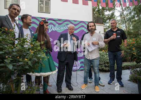 Berlin, Deutschland. 30. August 2023. Die Veranstaltung feierte den kulturellen Austausch zwischen Deutschland und den Vereinigten Staaten mit einer Craft-Beer-Verkostung von Michael Koenig aus Maisel, einer renommierten Brauerei. Die Gäste erhielten eine Auswahl an Craft-Bieren aus North Carolina und Tennessee, die die Vielfalt und Qualität des amerikanischen Craft-Biers zeigten. Zu den kulinarischen Köstlichkeiten gehörten Humble Pie, Louisiana Beef und Buttermilch gebratenes Nashville Hot Chicken, das einen Geschmack des amerikanischen Südens bietet. Die musikalische Unterhaltung für den Abend wurde von der Live-Akustikkünstlerin Mary Lee bereitgestellt, die eine Mischung aus AME aufführte Stockfoto