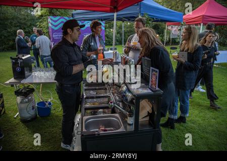 Berlin, Deutschland. 30. August 2023. Beide Länder haben sich aktiv an den kulturellen Veranstaltungen und Festivals des jeweils anderen Landes beteiligt. Deutsche Künstler und Musiker treten oft in den USA auf und umgekehrt. Darüber hinaus arbeiten mehrere deutsch-amerikanische Gesellschaften und Organisationen daran, die Kultur und Traditionen beider Länder zu fördern. (Bild: © Michael Kuenne/PRESSCOV über ZUMA Press Wire) NUR REDAKTIONELLE VERWENDUNG! Nicht für kommerzielle ZWECKE! Stockfoto