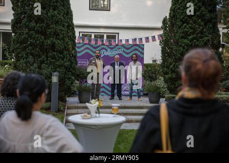 Berlin, Deutschland. 30. August 2023. Die Residenz des stellvertretenden Missionsleiters in Berlin war voller Spannung, da dort das leckere stattfand! X Berlin Beer Week Sommerabend Get Together. Die Veranstaltung fand am 30. August 2023 in der Residenz von Woodward Clark Price, dem stellvertretenden Leiter der Mission (DCM) der Vereinigten Staaten in Deutschland, statt. Clark Price, der im Juni 2021 als DCM ankam, war bis zur Ankunft von US-Botschafter Amy Gutmann als Chargé d’Affaires tätig. Price hatte eine ausgezeichnete Karriere, nachdem er als Direktor der Europäischen Union und der Regionalpolitik in Washin tätig war Stockfoto