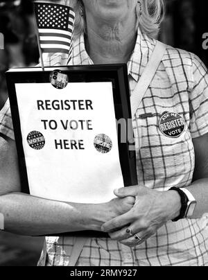 Ein Freiwilliger bietet Einwohnern und Besuchern die Möglichkeit, sich in Santa Fe, New Mexico, zur Wahl zu registrieren. Stockfoto