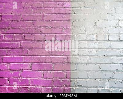 Zweifarbige rosafarbene und silbergrau lackierte Ziegelwand Stockfoto