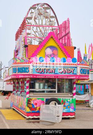 Konzessionsstand mit leckeren Leckereien in einem temporären Vergnügungsgebiet am Ufer von Windsor Ontario. Stockfoto