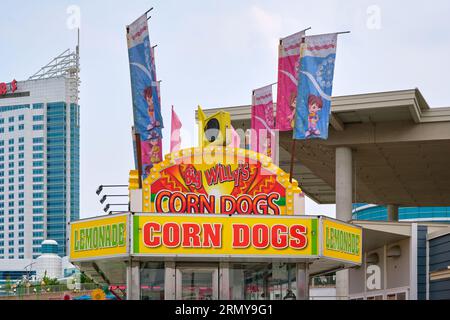 Konzessionsstand mit leckeren Leckereien in einem temporären Vergnügungsgebiet am Ufer von Windsor Ontario. Stockfoto