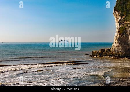 Blick vom Strand in St. Margaret's Bay, Kent, mit einem Boot der Irish Ferries in Richtung Hafen von Dover Stockfoto