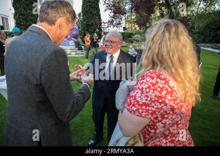 Die Residenz des stellvertretenden Missionsleiters in Berlin war voller Spannung, da dort das leckere stattfand! X Berlin Beer Week Sommerabend Get Together. Die Veranstaltung fand am 30. August 2023 in der Residenz von Woodward Clark Price, dem stellvertretenden Leiter der Mission (DCM) der Vereinigten Staaten in Deutschland, statt. Clark Price, der im Juni 2021 als DCM ankam, war bis zur Ankunft von US-Botschafter Amy Gutmann als Chargé d’Affaires tätig. Price hatte eine ausgezeichnete Karriere, nachdem er als Direktor der Europäischen Union und der Regionalpolitik in Washington, DC, und als Wirtschaftsminister gedient hatte Stockfoto