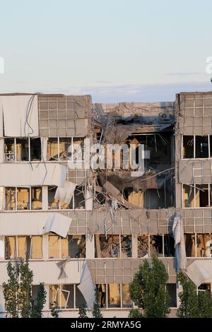 Zerstörtes Gebäude als Folge eines Bombenangriffs. Russland Griff die Ukraine 2022 an. Russland bombardiert und zerstört ukrainische Städte. Krieg in der Ukraine. Stockfoto