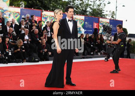 30. August 2023, Venedig, VENETIEN, Italien: DAMIEN CHAZELLE und OLIVIA HAMILTON besuchen den roten Teppich der Eröffnungszeremonie des 80. Filmfestivals in Venedig im Lido di Venezia, Italien (BILDAUSSCHNITT: © Mickael Chavet/ZUMA Press Wire) NUR REDAKTIONELL! Nicht für kommerzielle ZWECKE! Stockfoto