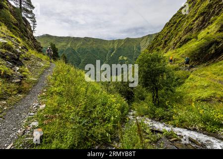 Wanderweg durch die Schluchten von Tusheti in der Nähe von Dano, Georgia Stockfoto