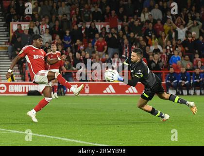 Nottingham, Großbritannien. 30. August 2023. Arijanet Muric (Burnley Goalkeeper) erzielt eine entscheidende Rettung vor einem Treffer von 17 Alex Mighten (Nottingham Forrest) in den sterbenden Minuten des Spiels, während des EFL Carabao Cup Second Round North Match zwischen Nottingham Forest und Burnley am City Ground, Nottingham, England am 30. August 2023. Foto von Mark Dunn. Nur redaktionelle Verwendung, Lizenz für kommerzielle Nutzung erforderlich. Keine Verwendung bei Wetten, Spielen oder Veröffentlichungen eines einzelnen Vereins/einer Liga/eines einzelnen Spielers. Credit: UK Sports Pics Ltd/Alamy Live News Stockfoto