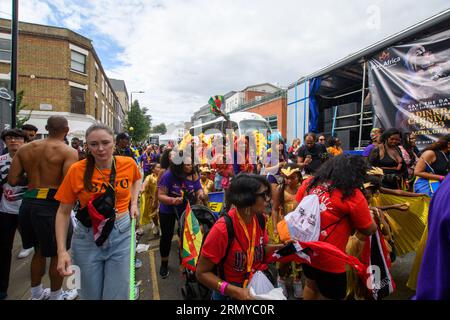 London, Großbritannien, 27. August 2023, es ist der erste Tag des Notting Hill Carnival und sein Kindertag. Viele Kostüme und Tausende von Nachtschwärmern auf den Straßen von Notting Hill, London, Andrew Lalchan Photography/Alamy Live News Stockfoto