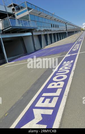 890 der Albert Park Circuit liegt an der öffentlichen Straße Aughtie Drive und wird an Renntagen zur Boxengasse. Melbourne-Australien. Stockfoto