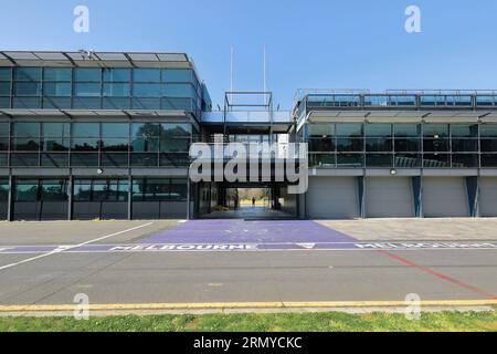 891 Albert Park Circuit steht an der öffentlichen Straße Aughtie Drive, der Pit-Lane, die an Renntagen ansteht. Melbourne-Australien. Stockfoto