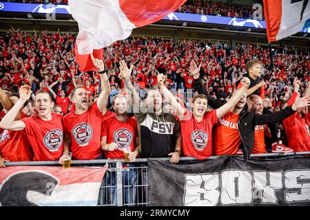 Eindhoven, Niederlande. 30. August 2023. EINDHOVEN, NIEDERLANDE - AUGUST 30: PSV-Fans feiern den Sieg während des Play-Off-Spiels der UEFA Champions League in der zweiten Liga zwischen PSV und Rangers im Philips Stadion am 30. August 2023 in Eindhoven, Niederlande (Foto: Broer van den Boom/Orange Pictures) Credit: Orange Pics BV/Alamy Live News Stockfoto