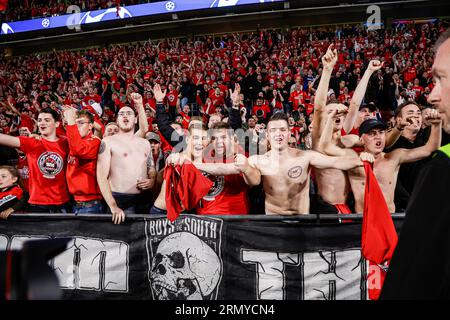 Eindhoven, Niederlande. 30. August 2023. EINDHOVEN, NIEDERLANDE - AUGUST 30: PSV-Fans feiern den Sieg während des Play-Off-Spiels der UEFA Champions League in der zweiten Liga zwischen PSV und Rangers im Philips Stadion am 30. August 2023 in Eindhoven, Niederlande (Foto: Broer van den Boom/Orange Pictures) Credit: Orange Pics BV/Alamy Live News Stockfoto