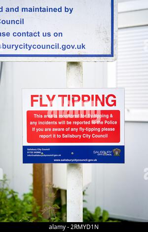 Schild Warnung vor dem Fliegenkippen von Müll Stockfoto