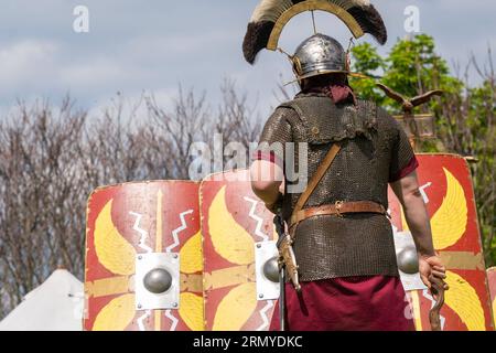 Ein römischer Centurion inspiziert die Schildmauer seiner Legionäre Stockfoto