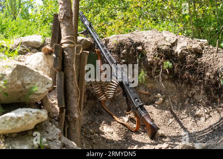 Deutsche MG-42 Maschinenpistole aus dem Zweiten Weltkrieg in einem Graben Stockfoto