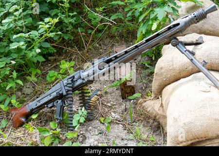 Deutsche MG-42 Maschinenpistole aus dem Zweiten Weltkrieg auf Sandsack Stockfoto