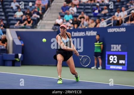 New York, New York, USA. 30. August 2023. Danielle Collins (USA) in Aktion während der US Open - Tennis Championships 2023 (Bild: © Mathias Schulz/ZUMA Press Wire) NUR REDAKTIONELLE VERWENDUNG! Nicht für kommerzielle ZWECKE! Stockfoto