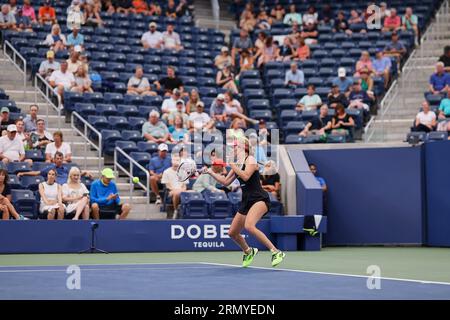 New York, New York, USA. 30. August 2023. Danielle Collins (USA) in Aktion während der US Open - Tennis Championships 2023 (Bild: © Mathias Schulz/ZUMA Press Wire) NUR REDAKTIONELLE VERWENDUNG! Nicht für kommerzielle ZWECKE! Stockfoto