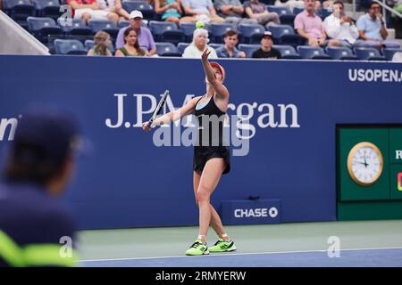 New York, New York, USA. 30. August 2023. Danielle Collins (USA) in Aktion während der US Open - Tennis Championships 2023 (Bild: © Mathias Schulz/ZUMA Press Wire) NUR REDAKTIONELLE VERWENDUNG! Nicht für kommerzielle ZWECKE! Stockfoto