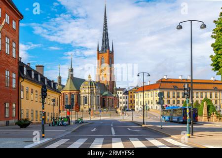 Die Fassade und der Turm der Riddarholmen-Kirche, die Kirche des ehemaligen mittelalterlichen Greyfriars-Klosters, an einem sonnigen Sommermorgen in Stockholm Schweden Stockfoto